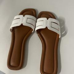 Pantofole, come riportato da Silver Sands Beach utilizzando iLost