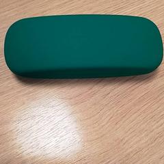 Etui à lunettes avec lunettes, a été signalé par Qbuzz Fryslân utilisant iLost