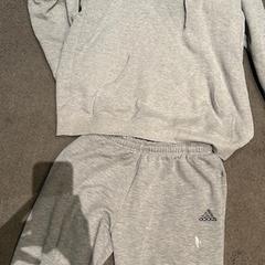 의복 Grijs / Adidas broek / hoodie, iLost를 사용하여 Van der Valk Hotel Deventer에 보고됨