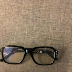 Óculos eyes, como reportado por MEININGER Hotel Brussels City Center utilizando o iLost