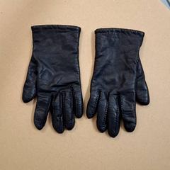 Guantes, ha sido reportado por IKEA Paris - Italie Deux con iLost