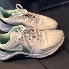 Zapatilla de deporte, ha sido reportado por Van der Valk Hotel Amsterdam Zuidas con iLost