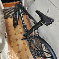 Zwarte cowboy fiets, amint azt az iLostnak jelentették.