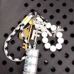 Klíčenka Witte kralen, jak nahlášeno Arriva Infoshop Enschede pomocí iLost