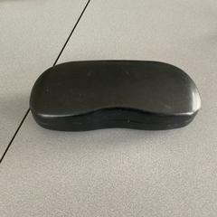 Caixa de óculos com óculos no interior, como reportado por Breng Arnhem utilizando o iLost