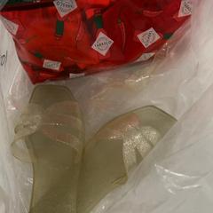 حقيبة مكياج slippers، كما تم الإبلاغ عنه بواسطة Silver Sands Beach عبر iLost