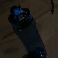 Üveg Flask, plastic, blue, amint azt MEININGER Hotel Amsterdam City West az iLost segítségével jelentette.