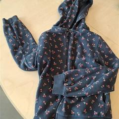 Camisola com capuz Bleu marine, motif cerise, como reportado por IKEA Lyon Grand Parilly utilizando o iLost