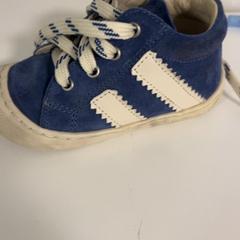 Chaussure enfant bleu taille 21, a été signalé par IKEA Mons utilisant iLost