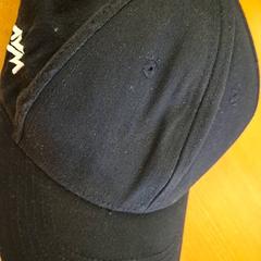 Bejzbalová čiapka Donkerblauw, ako bolo nahlásené Mauritshuis Den Haag pomocou iLost