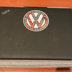 Laptop Lenovo Met grijze hoes, amint azt Hotel Theater FIGI az iLost segítségével jelentette.
