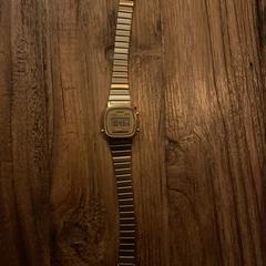 Goudkleurig Casio dameshorloge, como reportado ao iLost