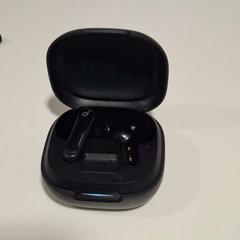 Earpods black soundcore with one earphone, segundo informou TU/e - Receptie Atlas usando iLost