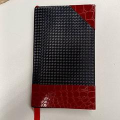 Taccuino Noir avec rouge crocodile, come riportato da IKEA Clermont Ferrand utilizzando iLost