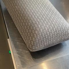 Coussin Grey, a été signalé par MEININGER Hotel Leipzig Hauptbahnhof utilisant iLost