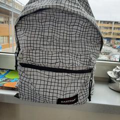 zwart/wit geruite rugzak eastpak, jak bylo nahlášeno na iLost