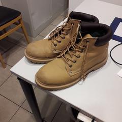 Shoes Timberland style, ha sido reportado por MEININGER Hotel Brussels City Center con iLost