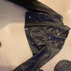 Giacca Black leather, come riportato da Room Mate Bruno utilizzando iLost