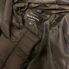 İLost kullanarak MEININGER Hotel Brussels City Center tarafından bildirildiği gibi Ceket Black puffy