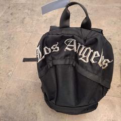 Motxilla zwart, segons ha informat Regio West-Vlaanderen mitjançant iLost