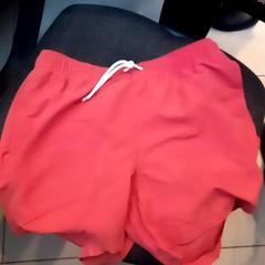 Orange swimming trunks, come riportato da Leonardo Royal Hotel Amsterdam utilizzando iLost