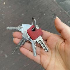 Set of 4 keys. 3 silver, 1 red key, iLost-i jakinarazi zaion moduan