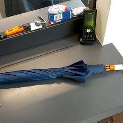 Esernyő donker blauw, amint azt Centraal magazijn az iLost segítségével jelentette.