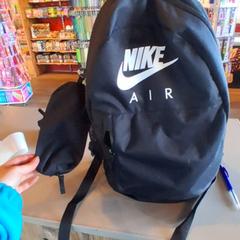 Torba Nike air zwarte tas met brillenkoker eraan, zgłoszono przez Familiepark Drievliet przy użyciu iLost