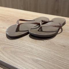 Sandals Bruin, amint azt Van der Valk Hotel Eindhoven - Best az iLost segítségével jelentette.