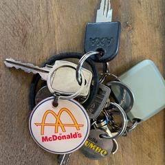 열쇠 met mc Donalds hanger, iLost를 사용하여 Paaspop 2025에 보고됨