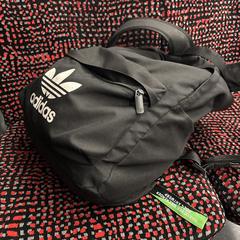 Adidas black backpack, iLost'a bildirildiği gibi