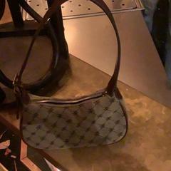 Saco, como reportado por Café Leentje utilizando o iLost