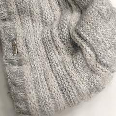 衣類 - Muts Grijs がiLostで Regio West-Vlaanderen によって報告されました