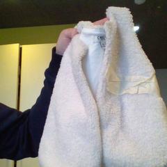 Baby cardigan blanc, as reported by MEININGER Hotel Lyon Centre Berthelot using iLost