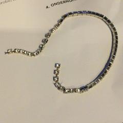 Eskumuturra Metaal met steentjes, gisa salatu by TivoliVredenburg iLost erabiliz