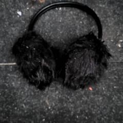 Hörselkåpor Zwart, fluffy, rapporterat av Schaatsbaan Rotterdam med iLost