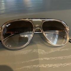 サングラス がiLostで Johan Cruijff ArenA によって報告されました