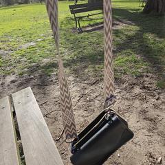 Zwart tasje met band met motief, jak bylo nahlášeno na iLost