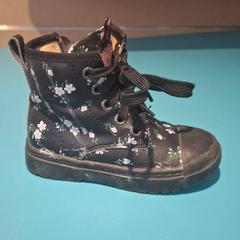 Sapato schoen met bloemetjes, como reportado por De Tovertuin utilizando o iLost