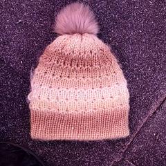 Beanie Bruine muts met bolletje, amint azt Schaatsbaan Rotterdam az iLost segítségével jelentette.