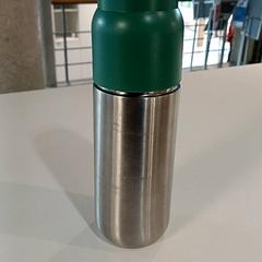 Thermos fles Ijzeren fles groene dop, as reported by Padualaan 101 using iLost