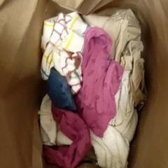 Diverse kleding, jak nahlášeno Mövenpick Hotel Amsterdam City Centre pomocí iLost