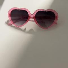Gafas de fiesta, ha sido reportado por Silver Sands Beach con iLost
