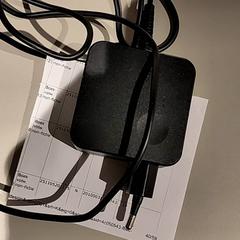 Caricabatterie per laptop, come riportato da Bibliotheek Neude (Utrecht) utilizzando iLost