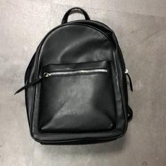 バックパック Zwart がiLostで Transdev Hoeksche Waard Goeree Overflakkee によって報告されました