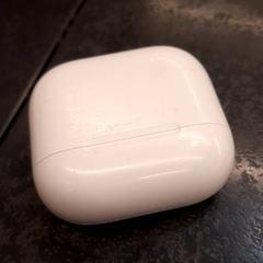 Earphone case Wit, as reported by Rotterdam The Hague Airport using iLost