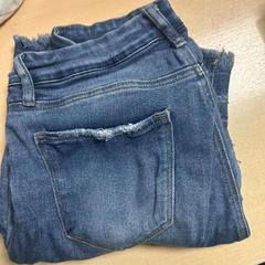 Pantaloni di denim donkerblauwe, come riportato da DoubleTree by Hilton Rotterdam Centre utilizzando iLost