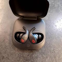 Draadloze oortjes in houder, gemeldet von Rotterdam The Hague Airport über iLost