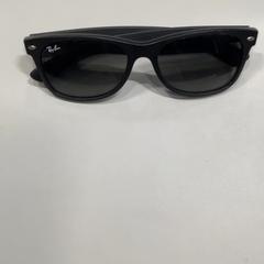 Napszemüveg, amint azt MEININGER Hotel Munich Olympiapark az iLost segítségével jelentette.