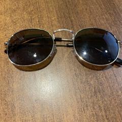 Sluneční brýle, jak nahlášeno Leonardo Hotel Amsterdam Rembrandtpark pomocí iLost